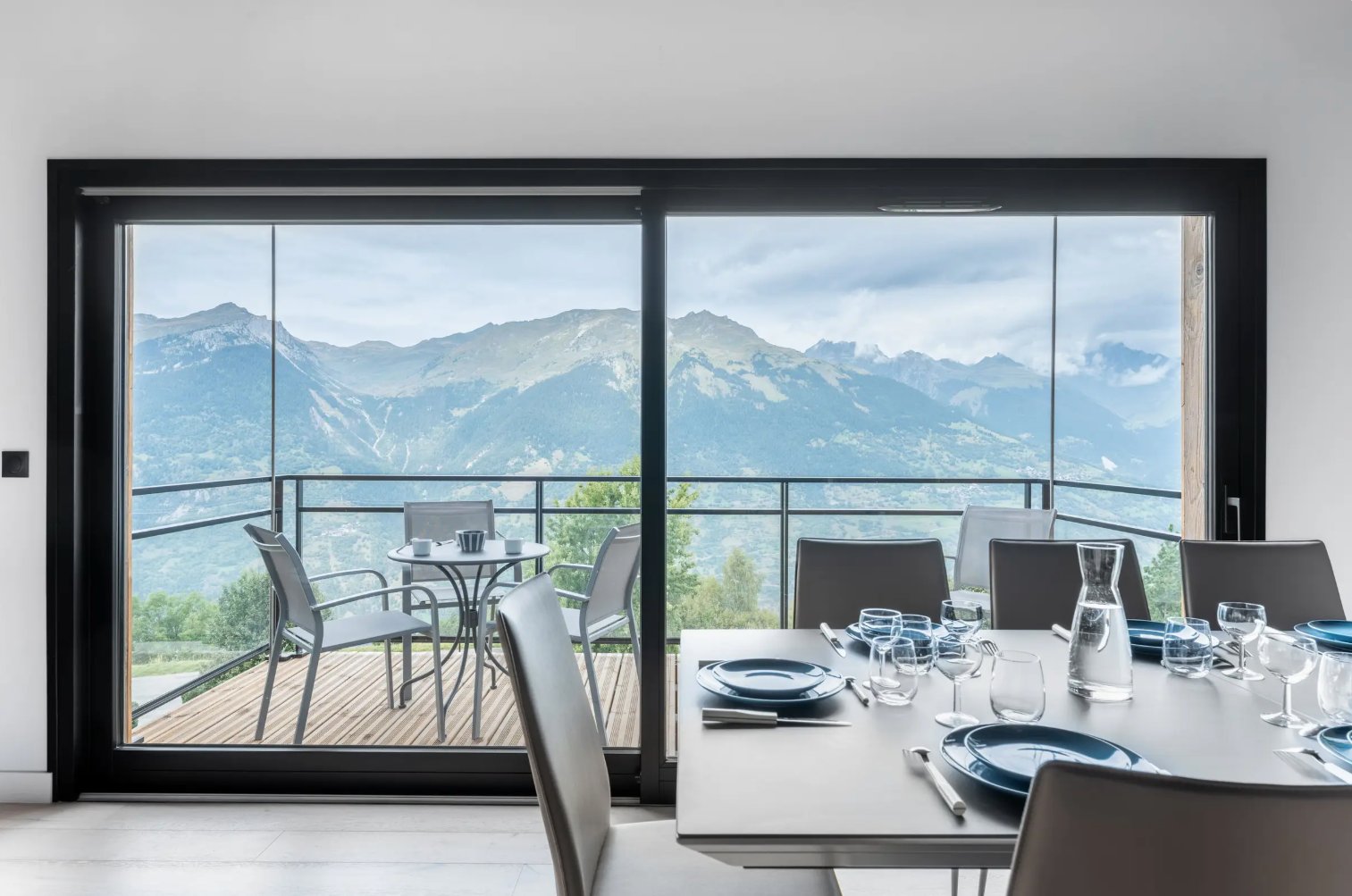 Chalet ASTRO La Plagne - Salle à manger panoramique avec baies vitrées sur la vallée
