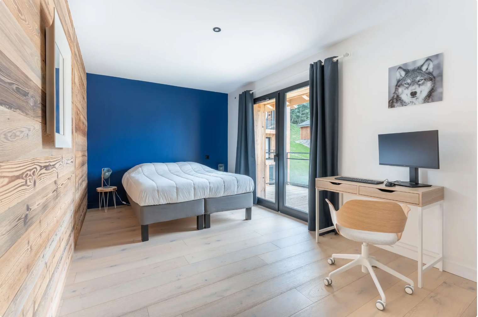 Chalet ASTRO - Chambre Indigo avec mur d'accent bleu et bureau