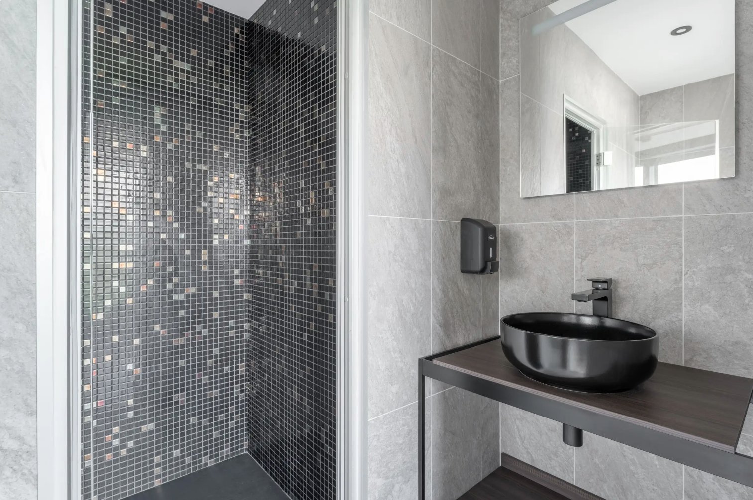 Chalet ASTRO Montalbert - Salle de bain mosaïque iridescente
