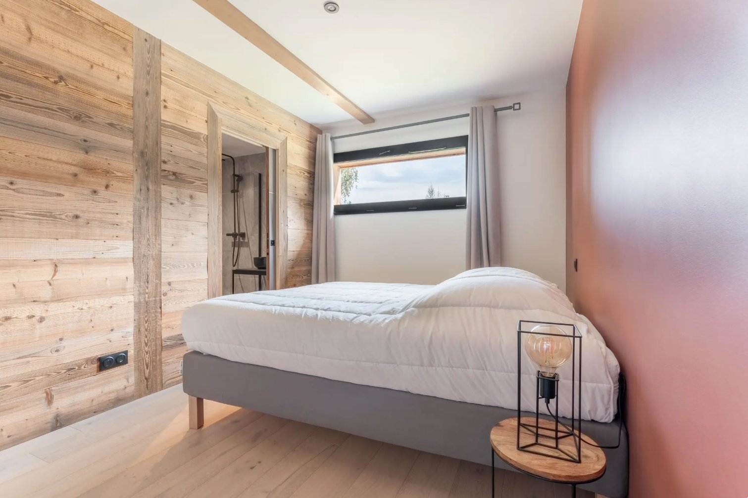 Chalet ASTRO La Plagne - Chambre en bois Cembro avec salle de bain attenante