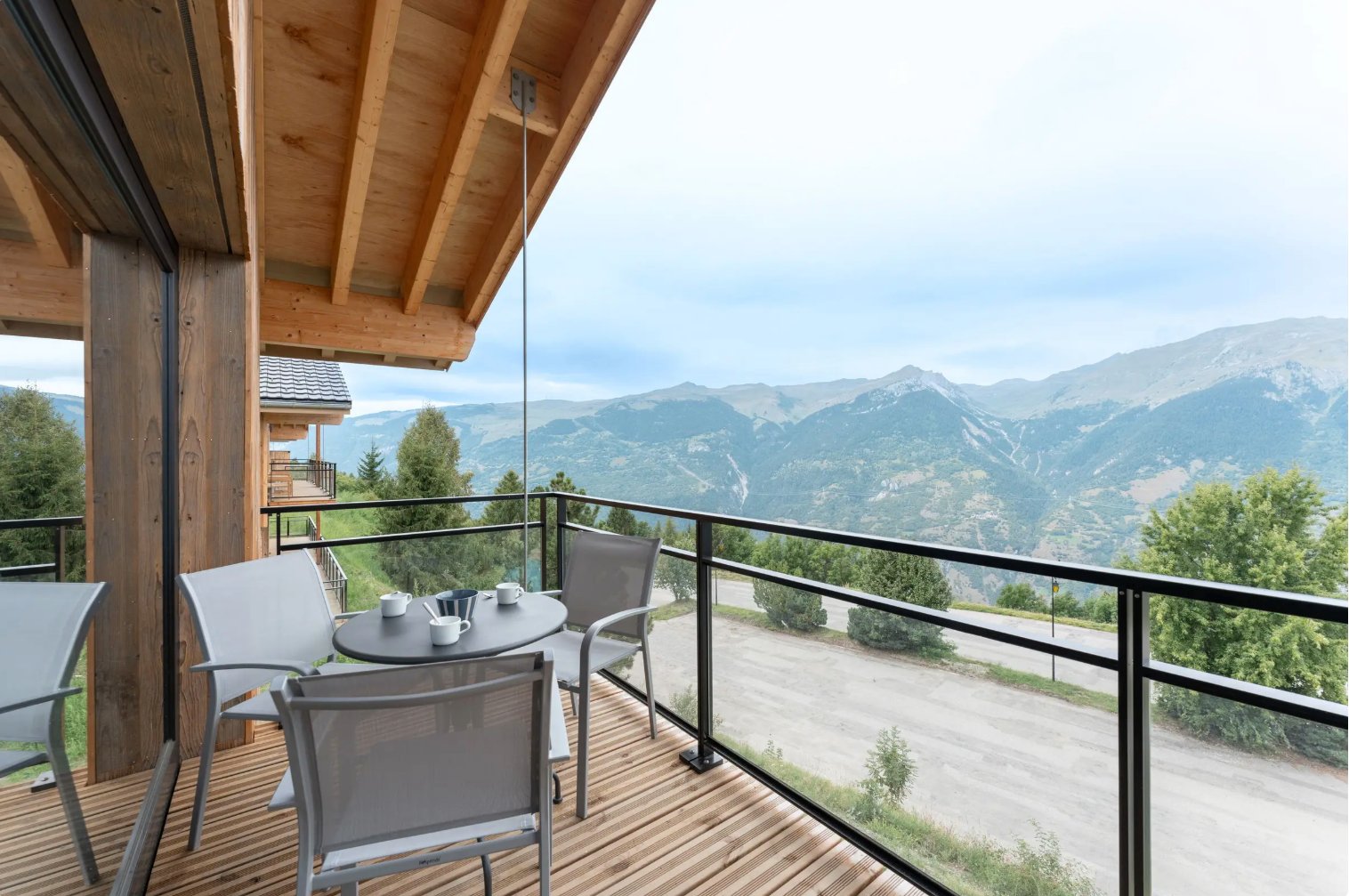 Chalet ASTRO La Plagne - Terrasse en mélèze avec vue sur les Alpes