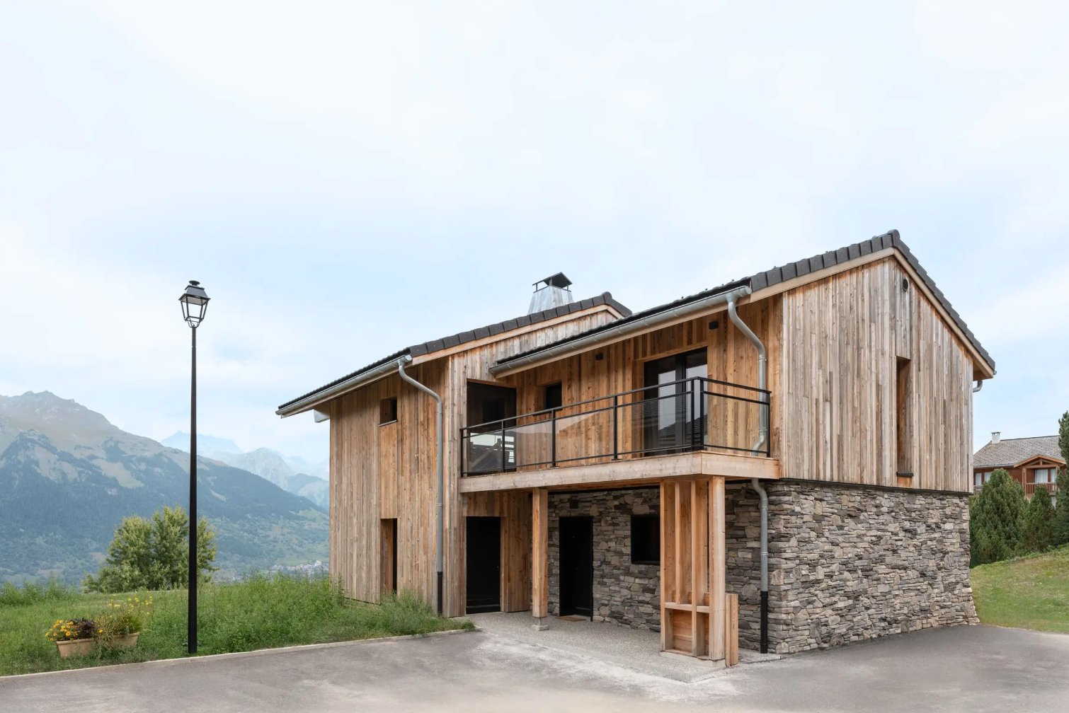 Chalet ASTRO Montalbert - Façade extérieure bois et pierre, construction 2024