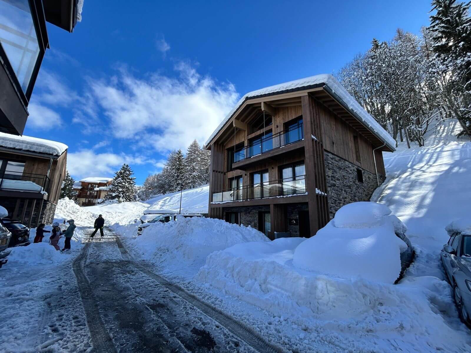 Chalet ASTRO Montalbert - Chalet sous la neige avec skieurs, retour ski aux pieds