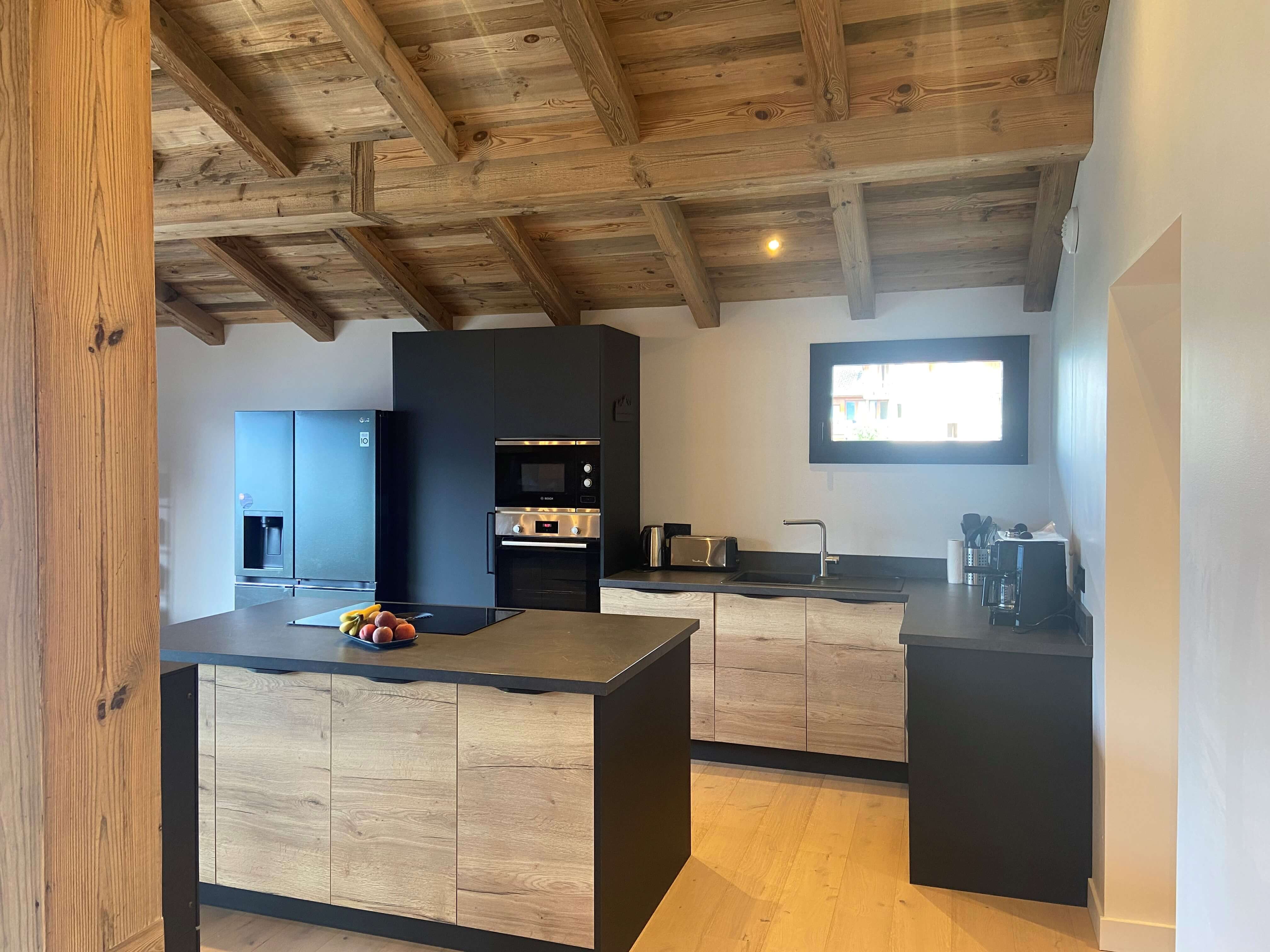 Chalet ASTRO La Plagne - Cuisine ouverte avec îlot central et poutres apparentes