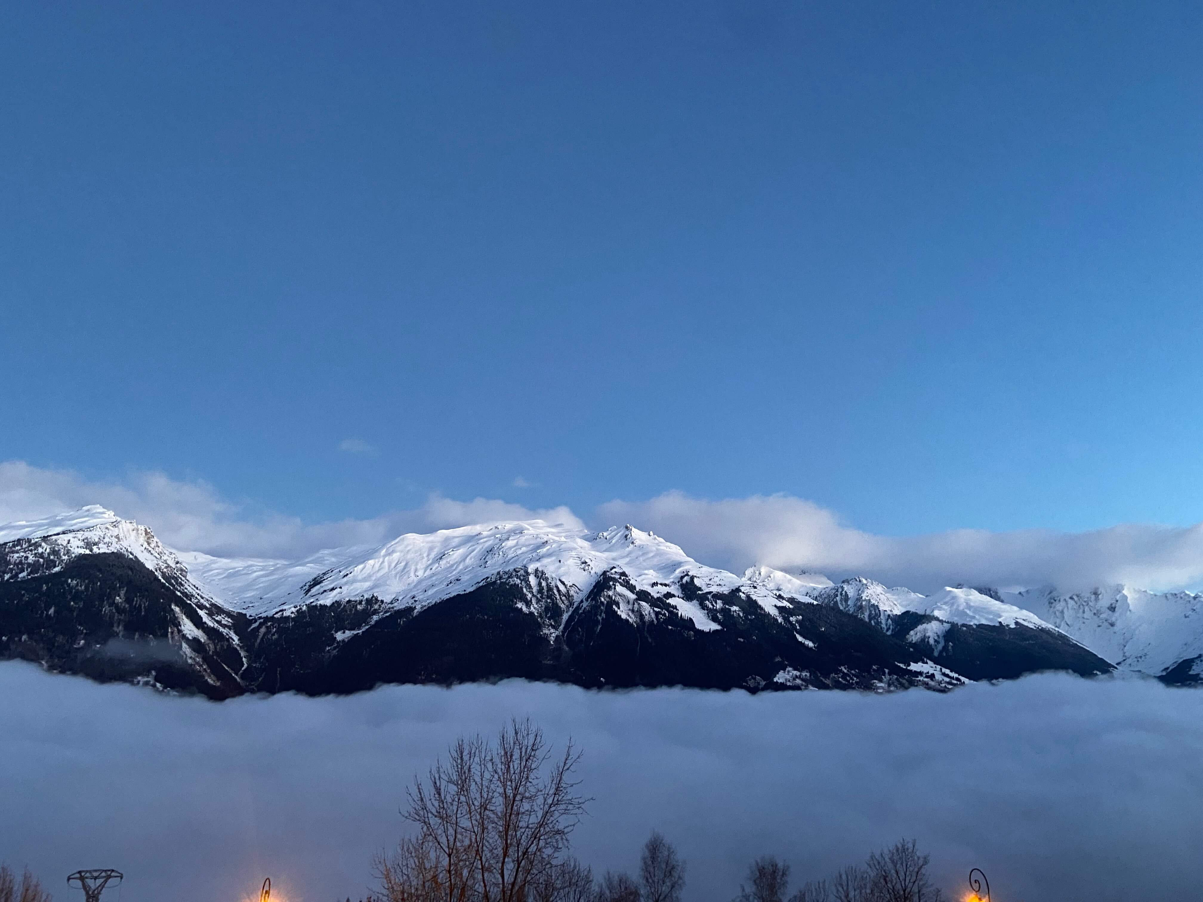 Sommets enneigés au-dessus des nuages depuis Montalbert