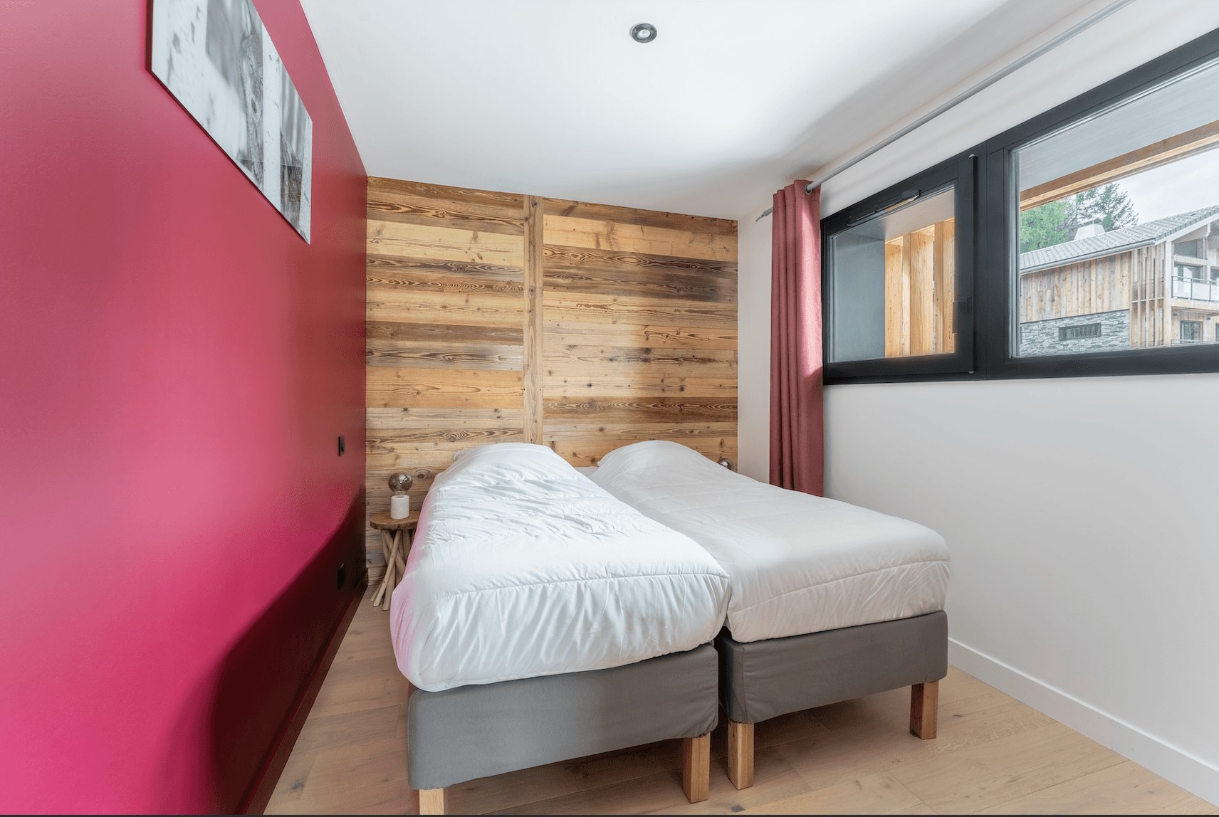 Chalet ASTRO La Plagne - Chambre Framboise avec lits jumeaux et mur d'accent bois recyclé