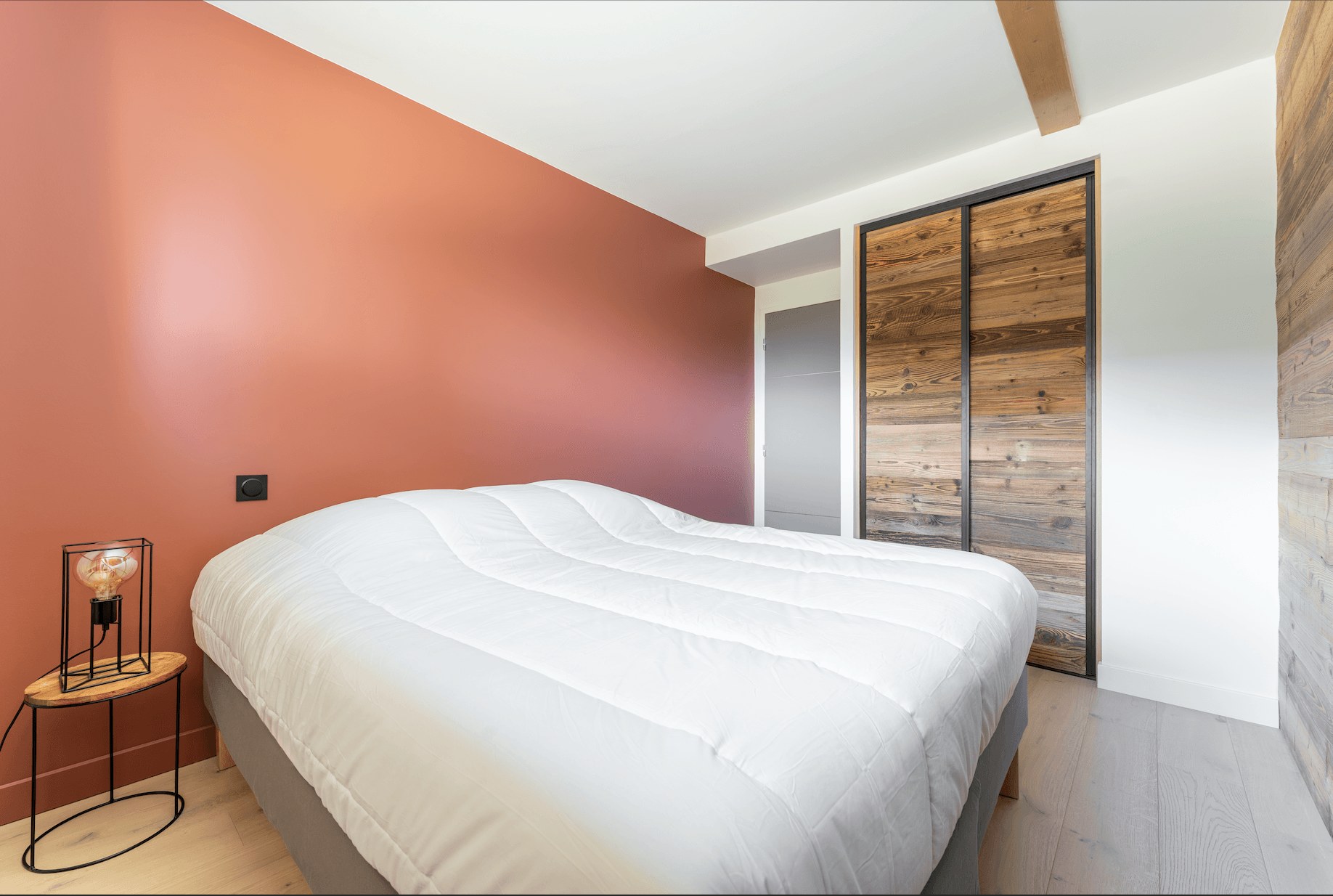 Chalet ASTRO Montalbert - Chambre Argile épurée avec dressing bois brut
