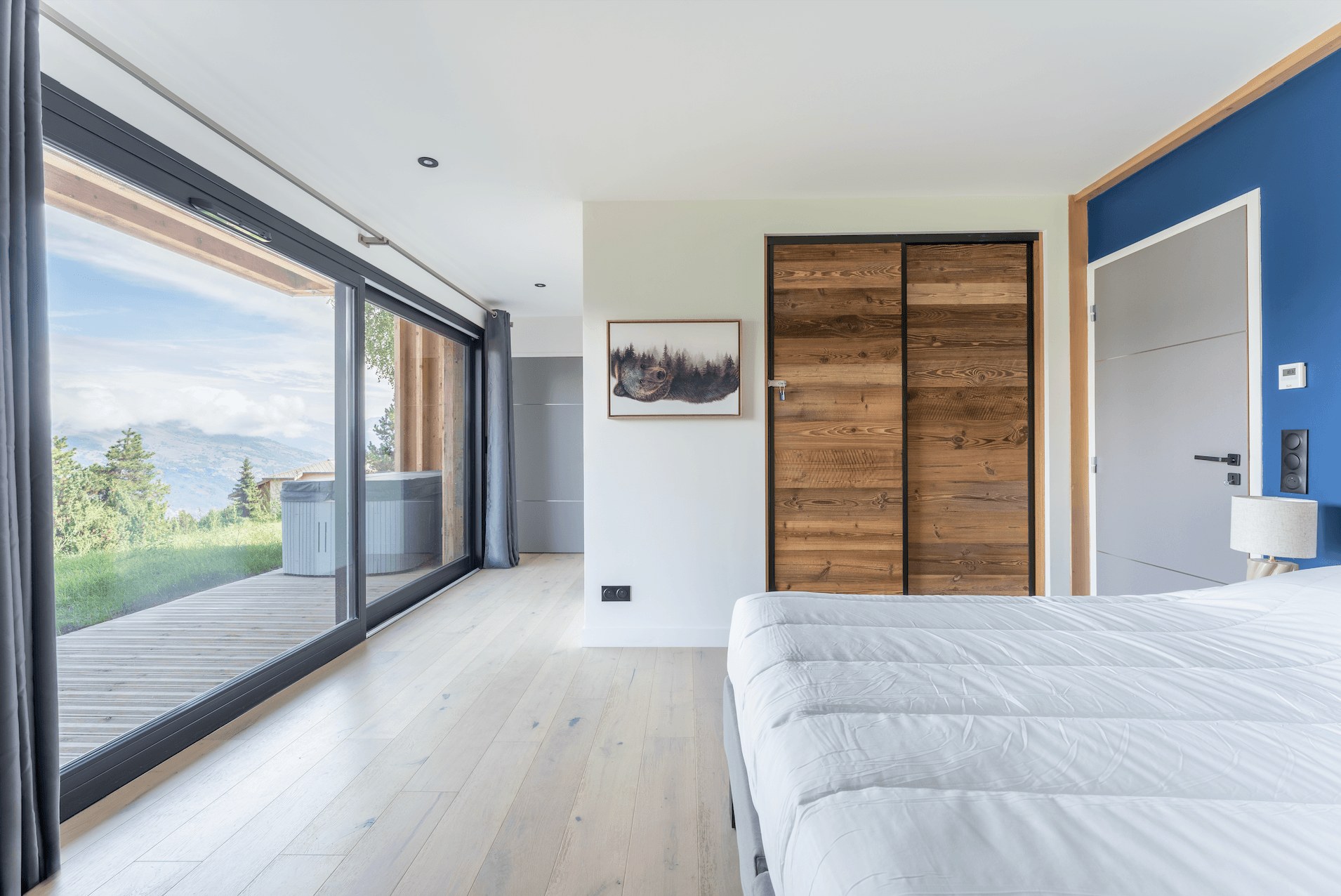 Chalet ASTRO La Plagne Montalbert - Suite parentale avec vue directe sur le jacuzzi extérieur