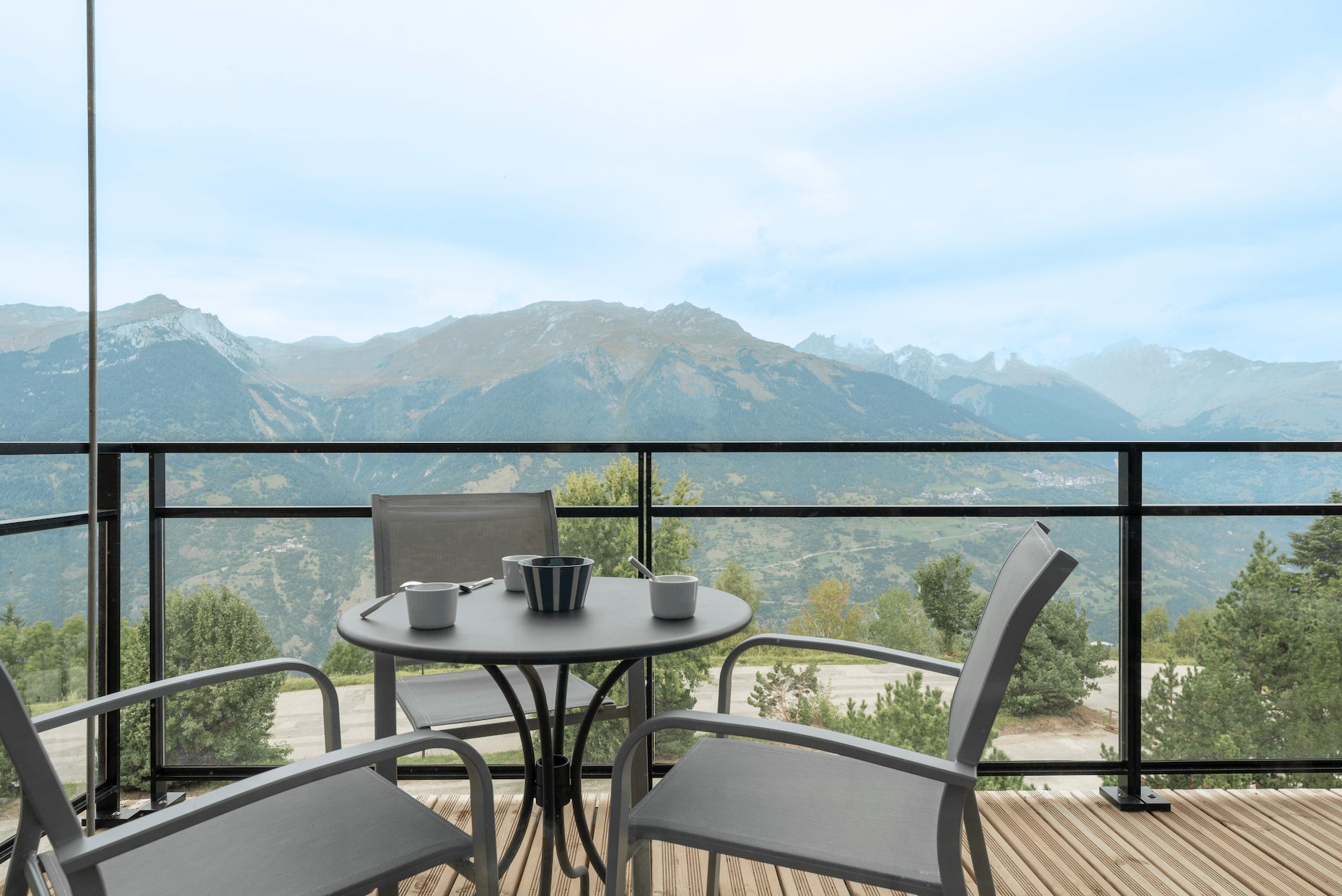 Chalet ASTRO Montalbert - Table de petit-déjeuner sur terrasse avec vue Alpes